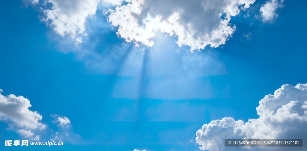 阳光穿透蓝天中的云朵