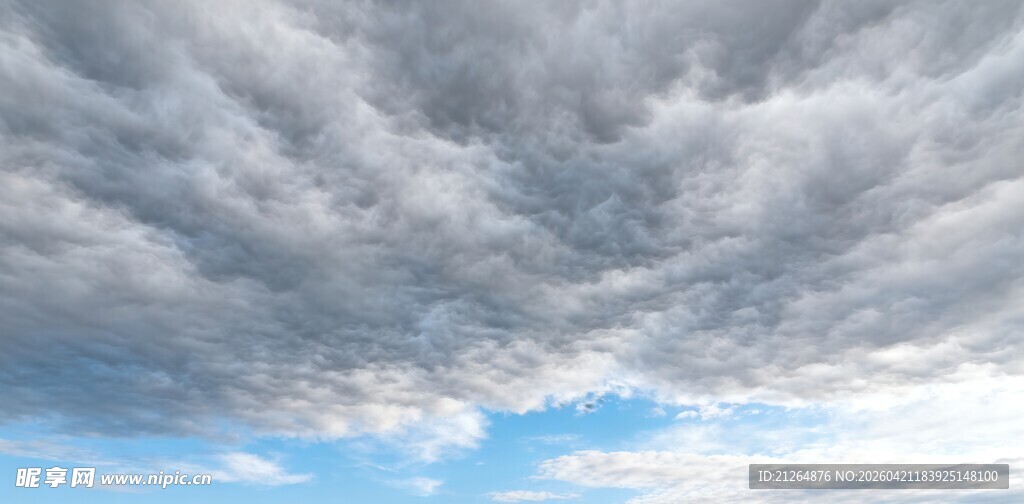天空中布满厚重云层