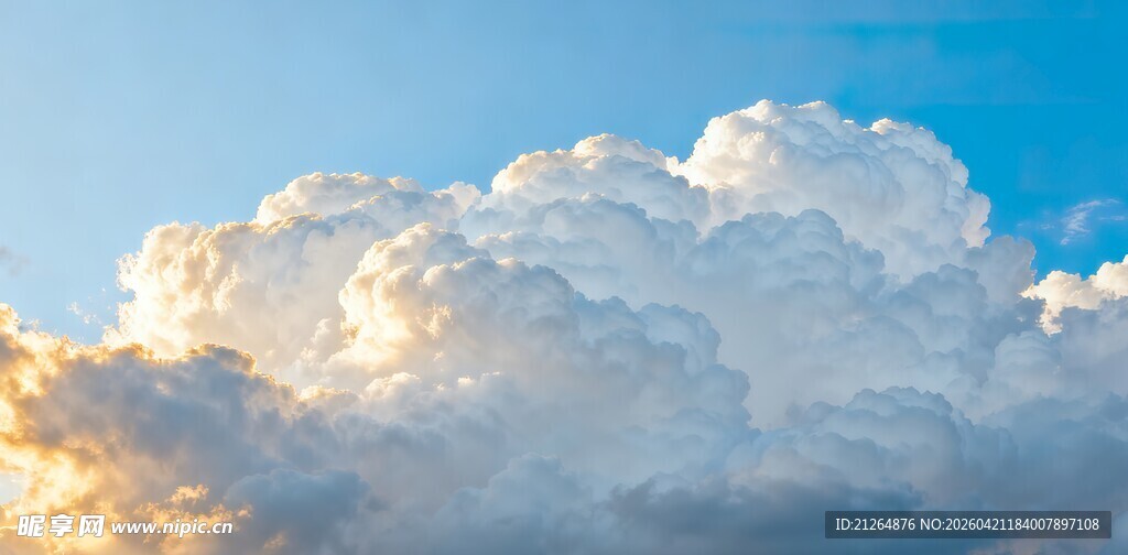 蓝天中的壮丽云朵