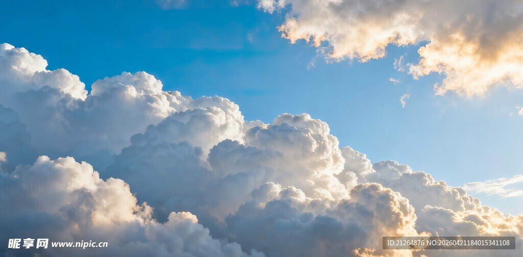 蓝天之上的蓬松云朵