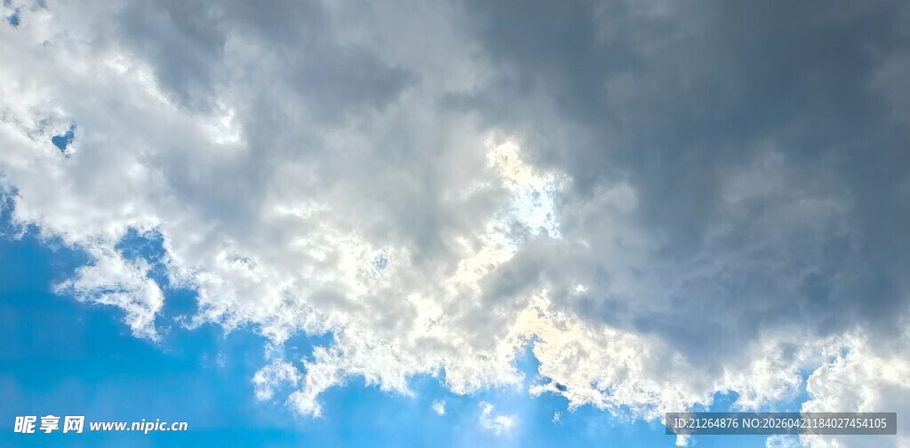 蓝天之上的厚重云层