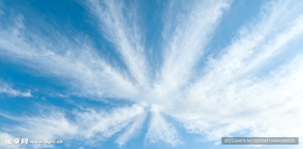 蔚蓝天空中的放射状云彩