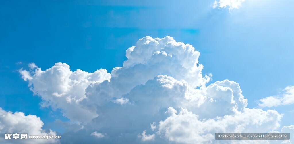 蓝天中的蓬松白云