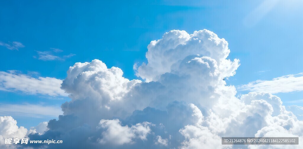 蓝天中的蓬松白云