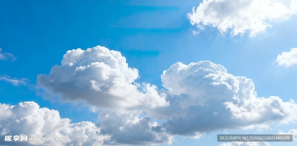 晴朗蓝天中的蓬松云朵