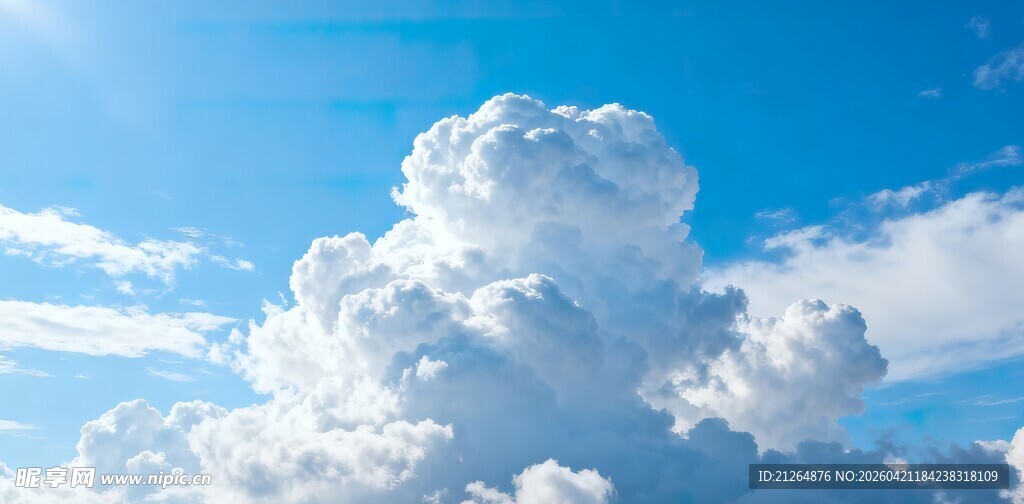 蓝天中的蓬松大朵白云