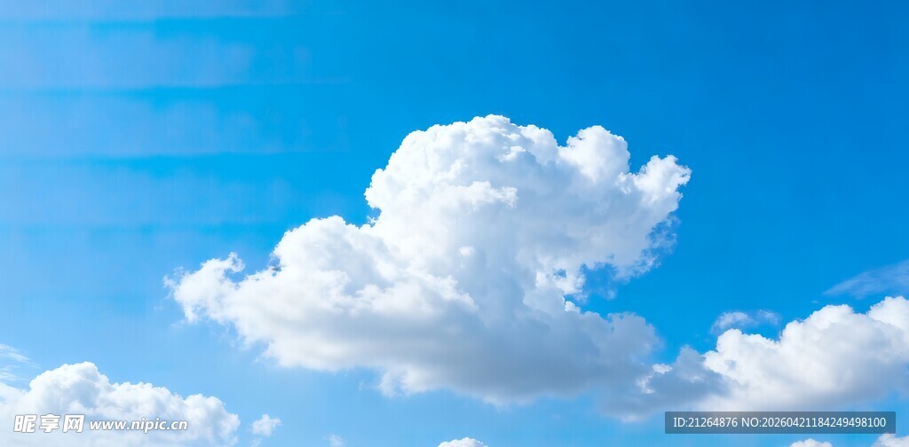 蓝天中的蓬松白云
