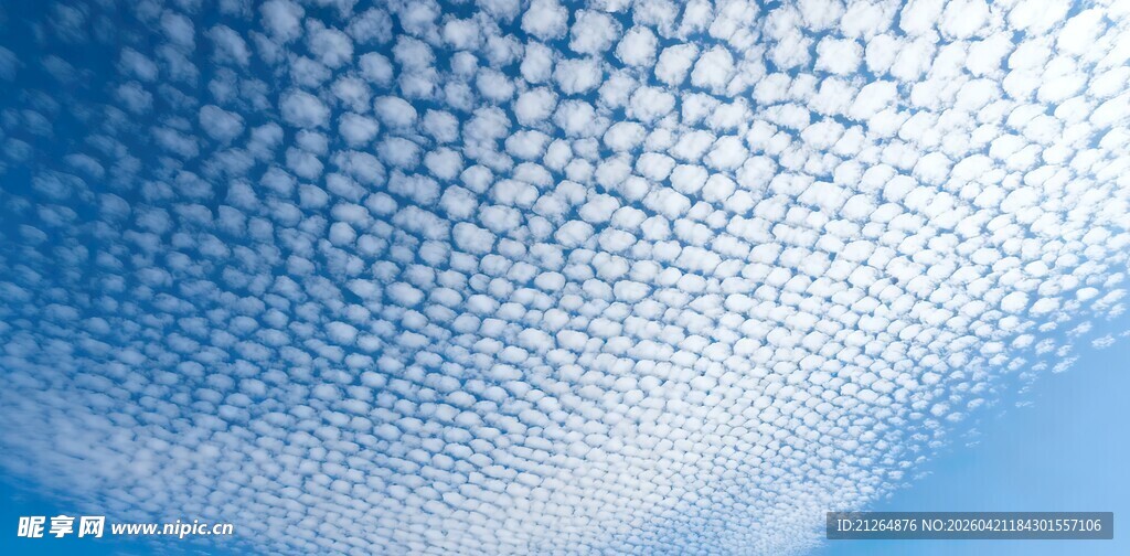 天空中的絮状云朵