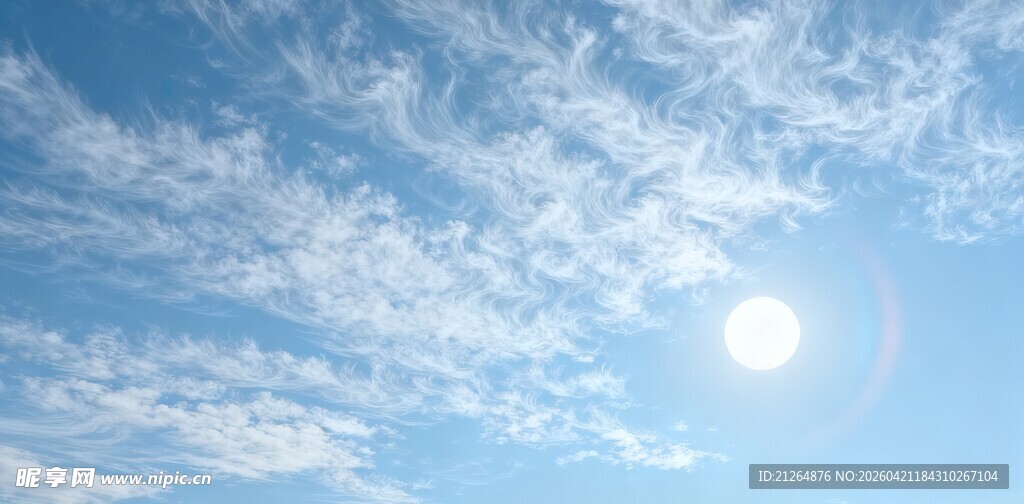 晴朗蓝天中的耀眼太阳