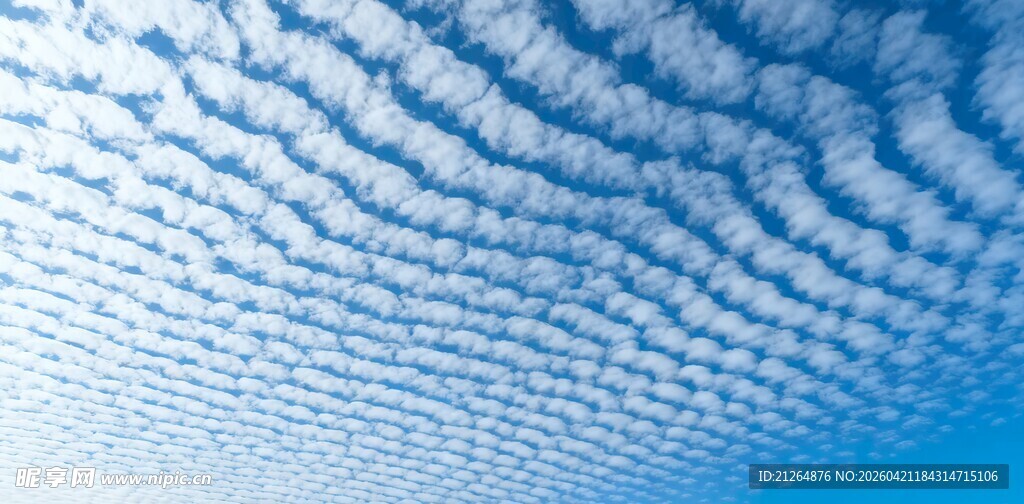 天空中的条状云层景观