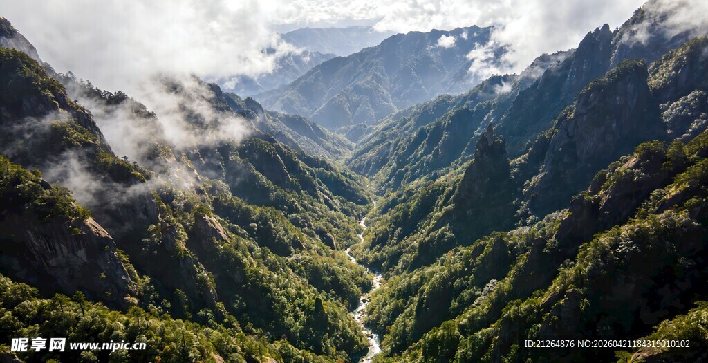 山谷间云雾缭绕的壮美景色