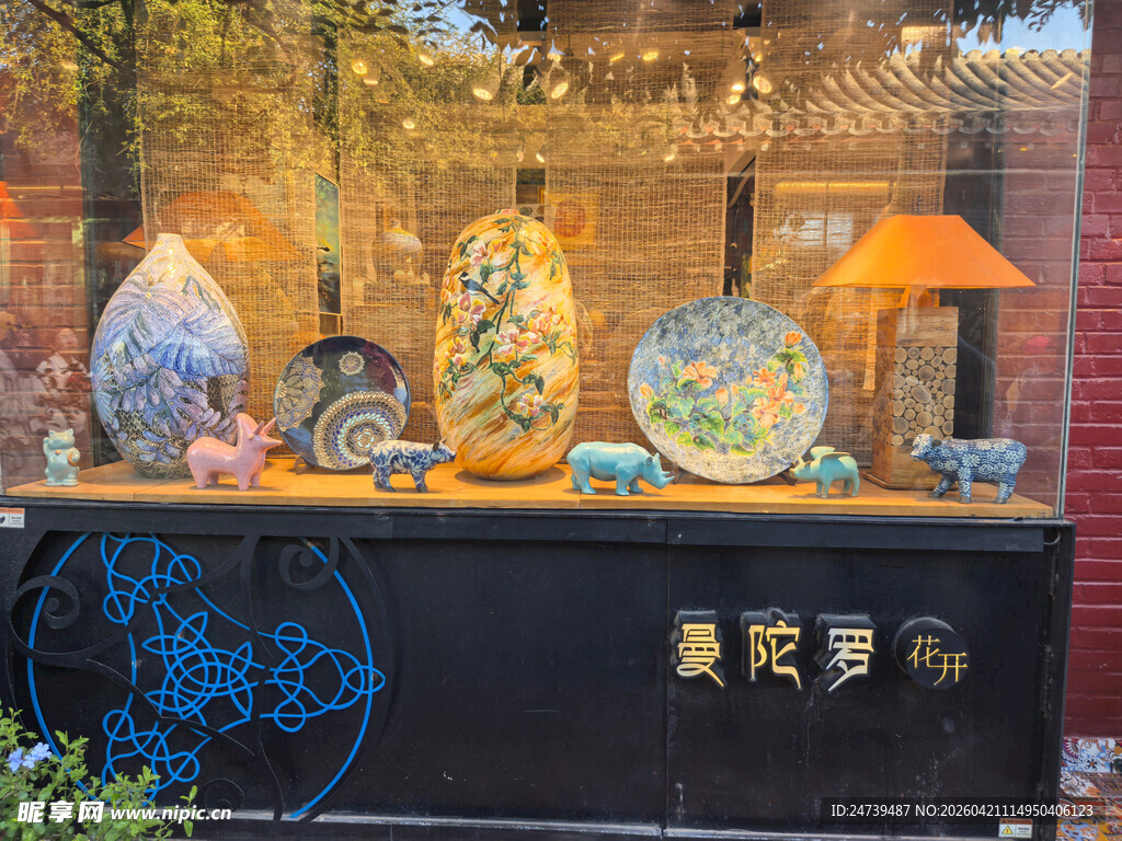 北京胡同里的创意橱窗