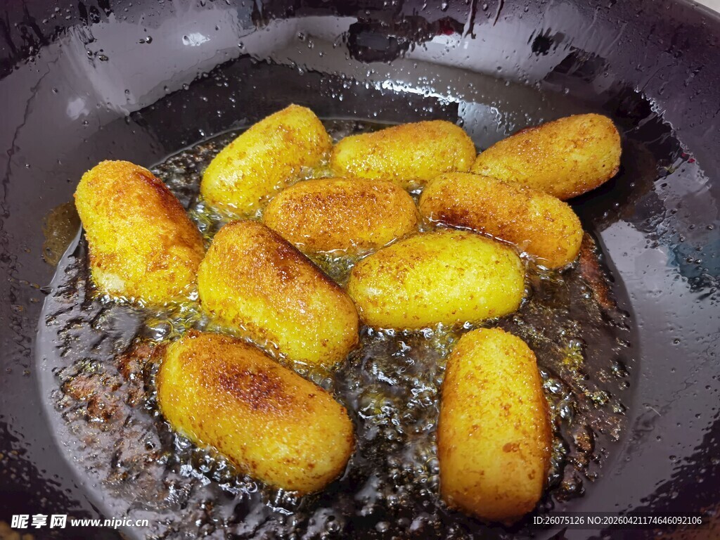 锅中油炸的美味红糖糍粑