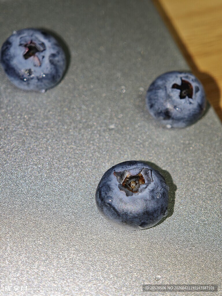 三颗新鲜蓝莓特写