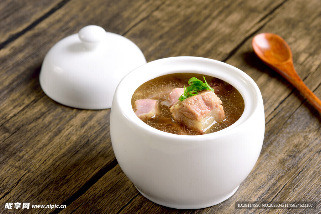 陶瓷盅里的美味排骨汤
