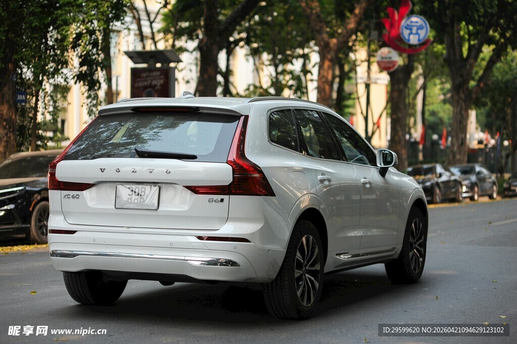 城市街道上的白色SUV