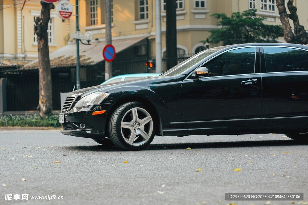 黑色豪华轿车停于城市街道