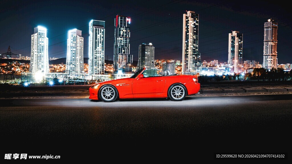 夜色中疾驰的红色酷炫跑车