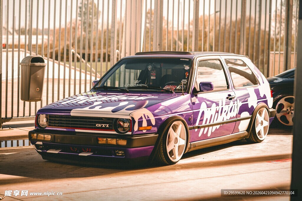 紫色改装旅行车街头风采