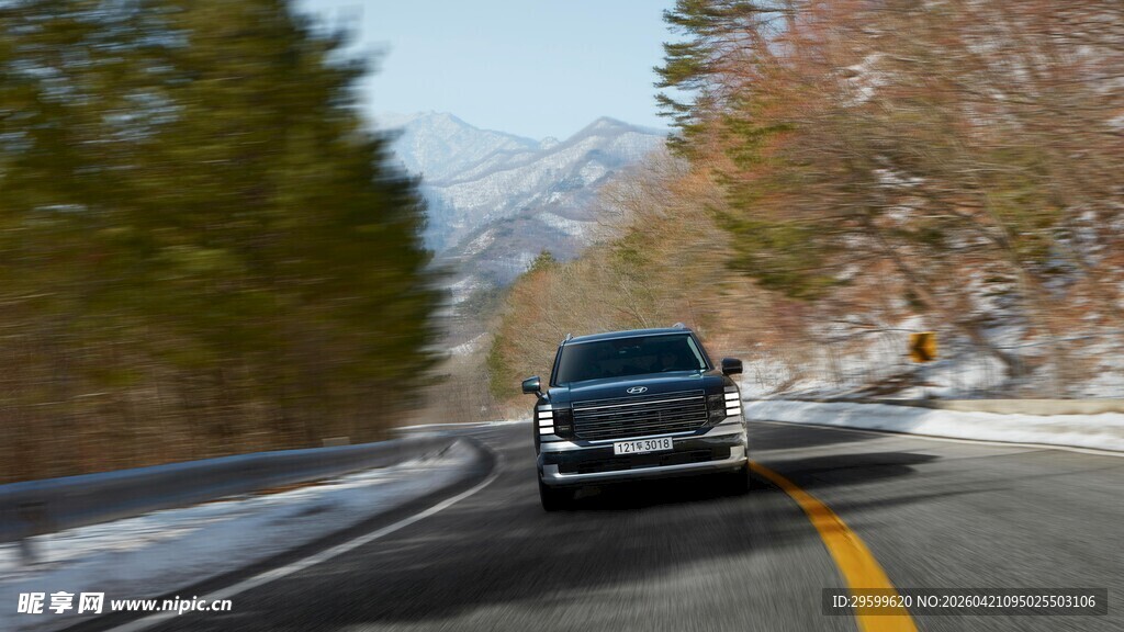 公路上行驶的黑色汽车