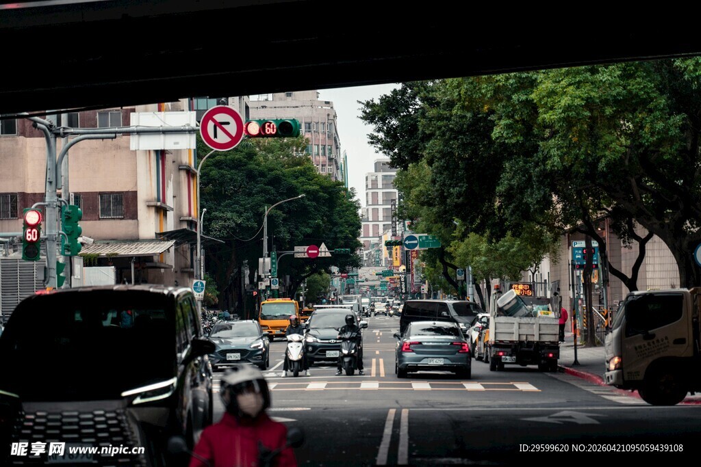 城市街道行车视角景象