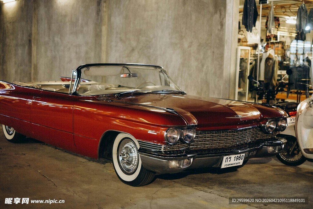 复古红色敞篷老爷车