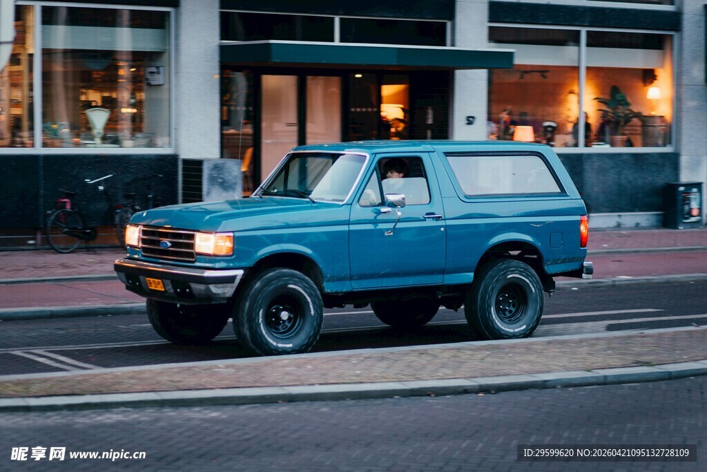 复古蓝色SUV停于城市街道