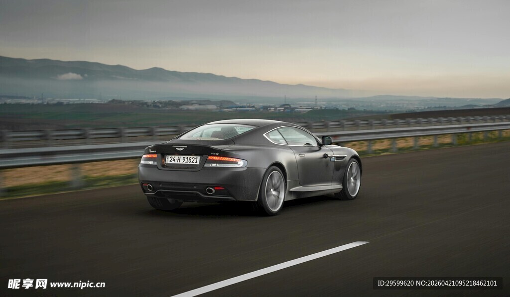 公路上行驶的炫酷银色轿车