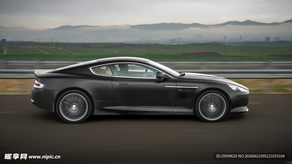 黑色跑车驰骋于公路