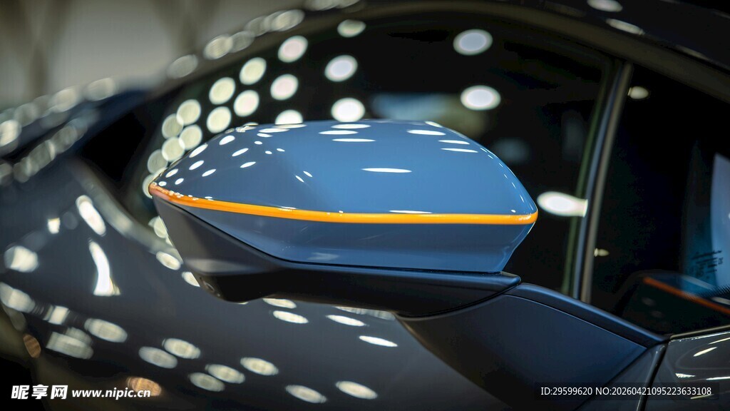 汽车后视镜上的雨滴