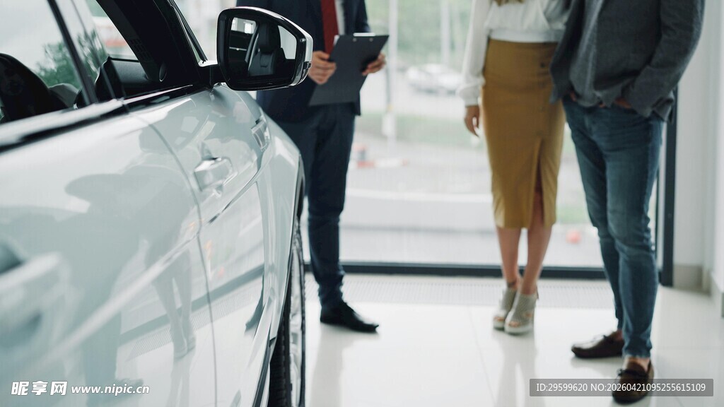 商务人士围绕豪车交流