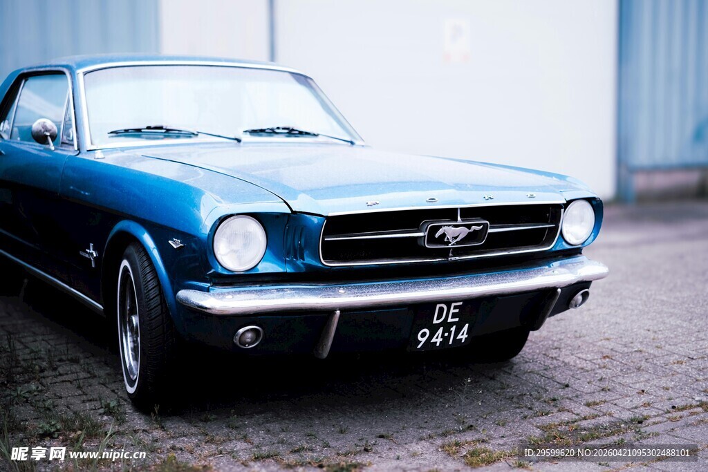 经典蓝色复古轿车