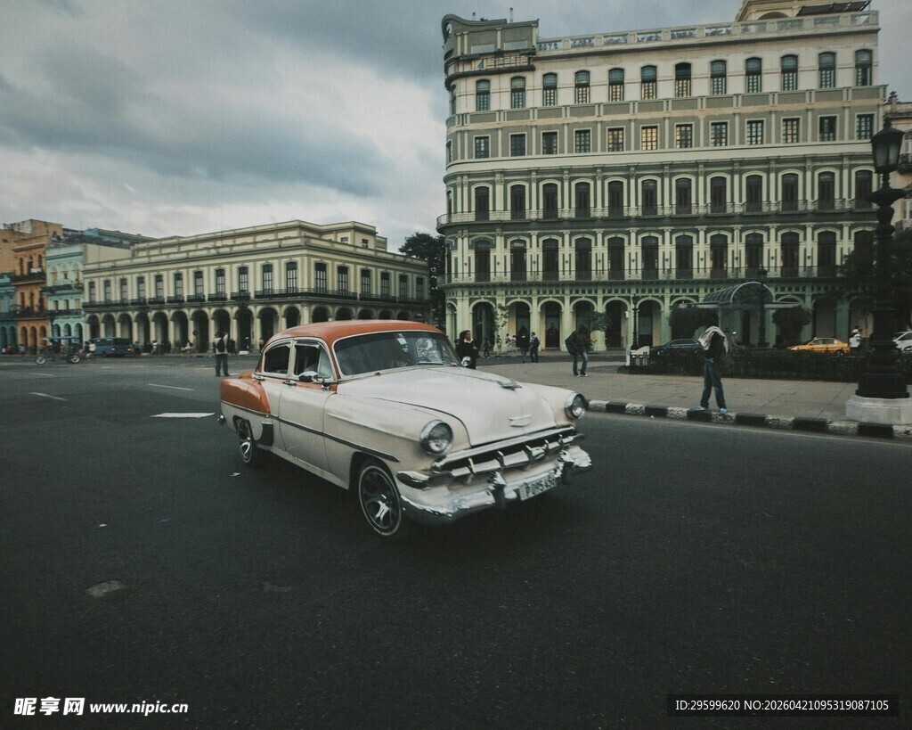 古巴街头的复古白色轿车