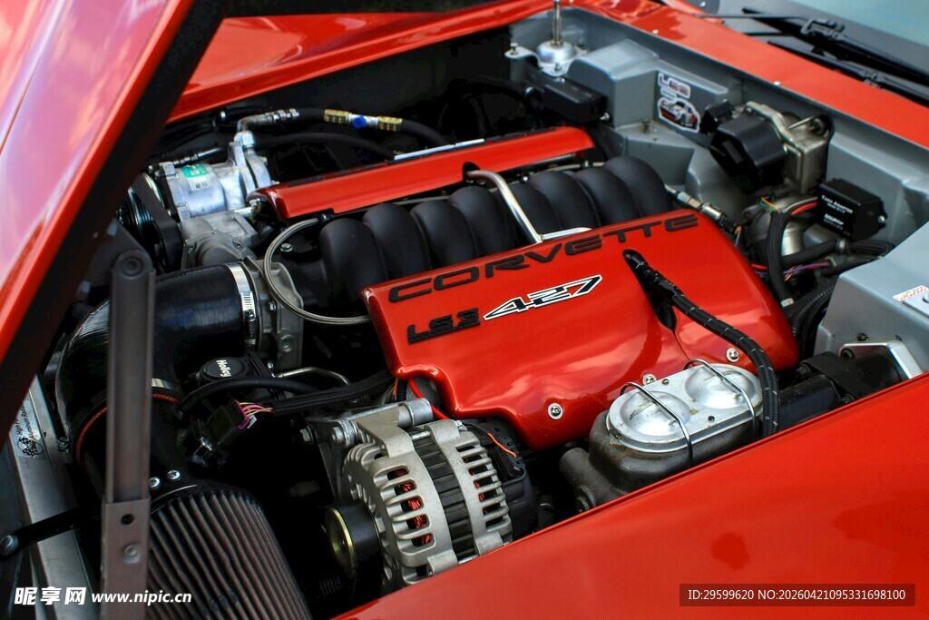 红色汽车发动机特写