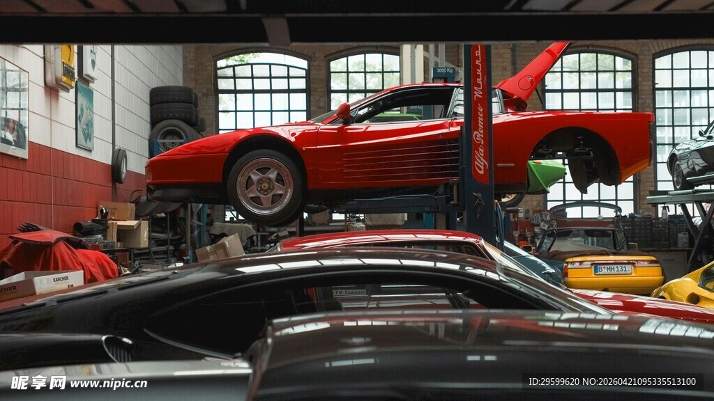 汽车维修车间的红色跑车