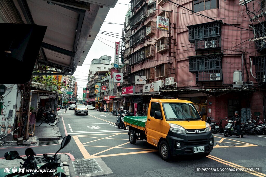 城市街巷中的黄色面包车
