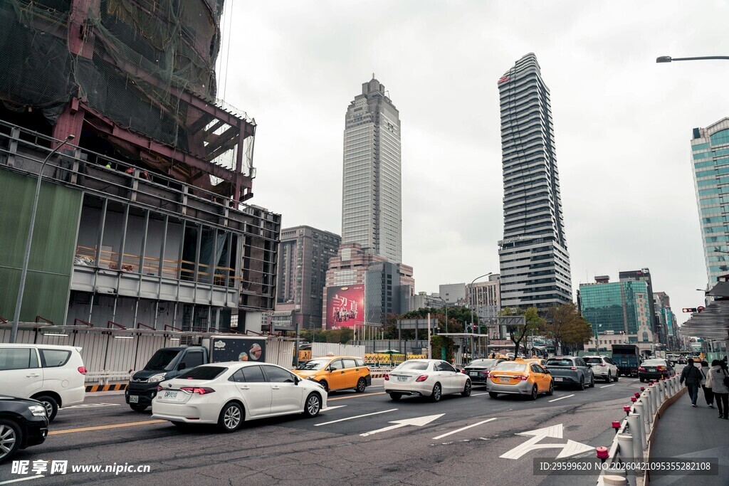 城市街道车流与高楼景观