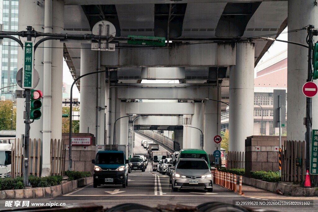 城市高架桥下车流场景