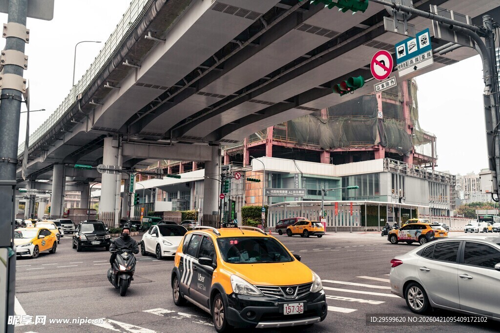 城市街道繁忙交通景象