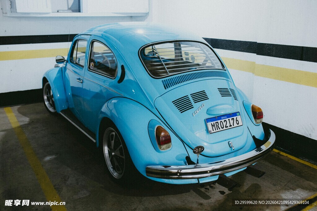 复古蓝色甲壳虫汽车
