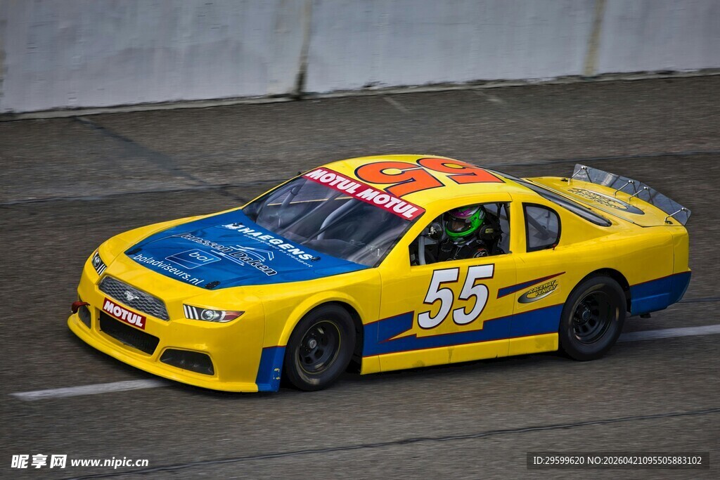 黄色赛车赛道飞驰