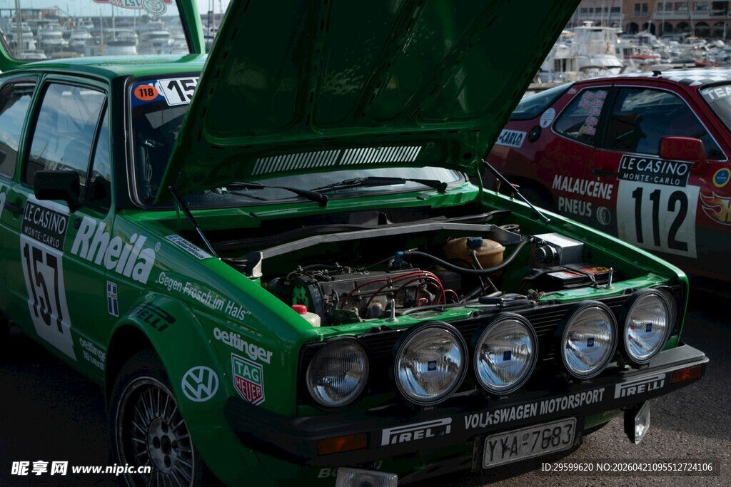 绿色赛车引擎盖开启特写