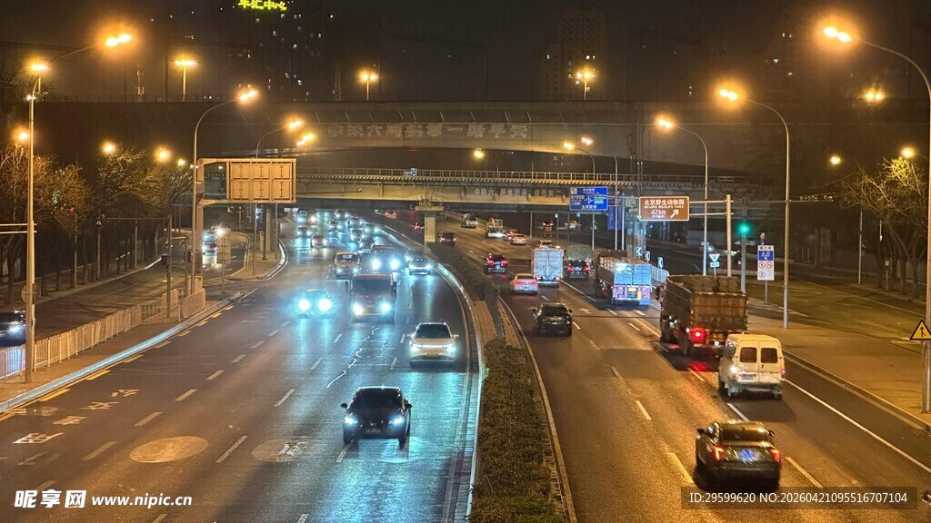 城市夜晚繁忙的高架桥路段
