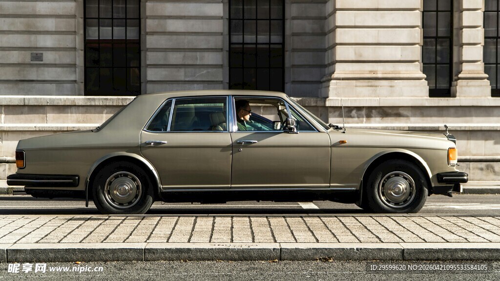 复古轿车停靠于砖石路旁