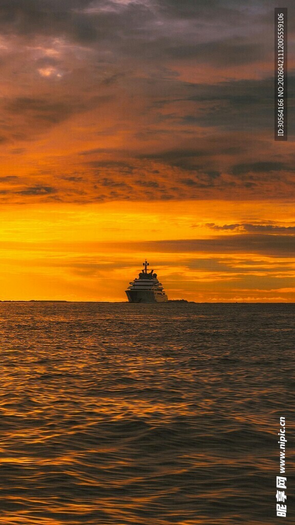 海上日落孤舟美景