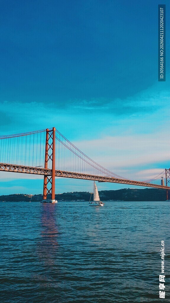 跨海大桥横跨蓝色海面