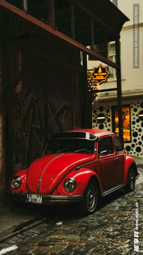 复古红色甲壳虫停在旧巷