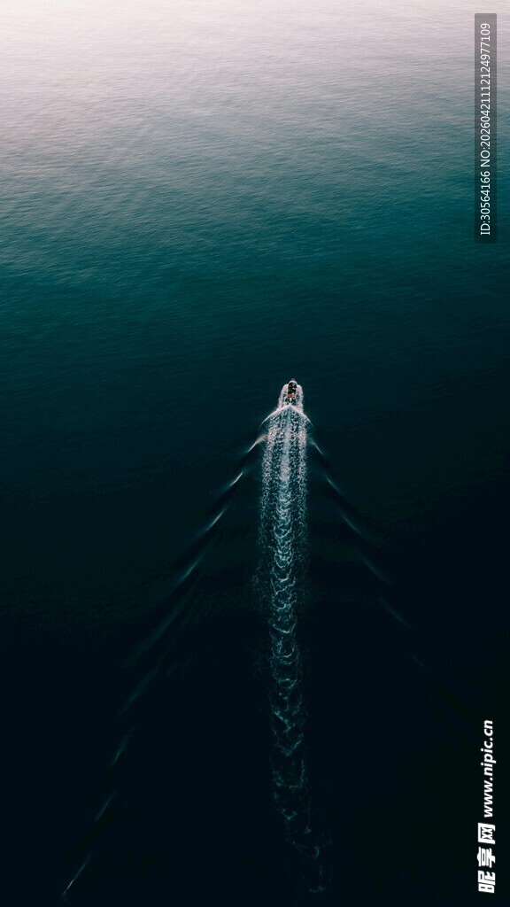 海上孤舟破浪前行