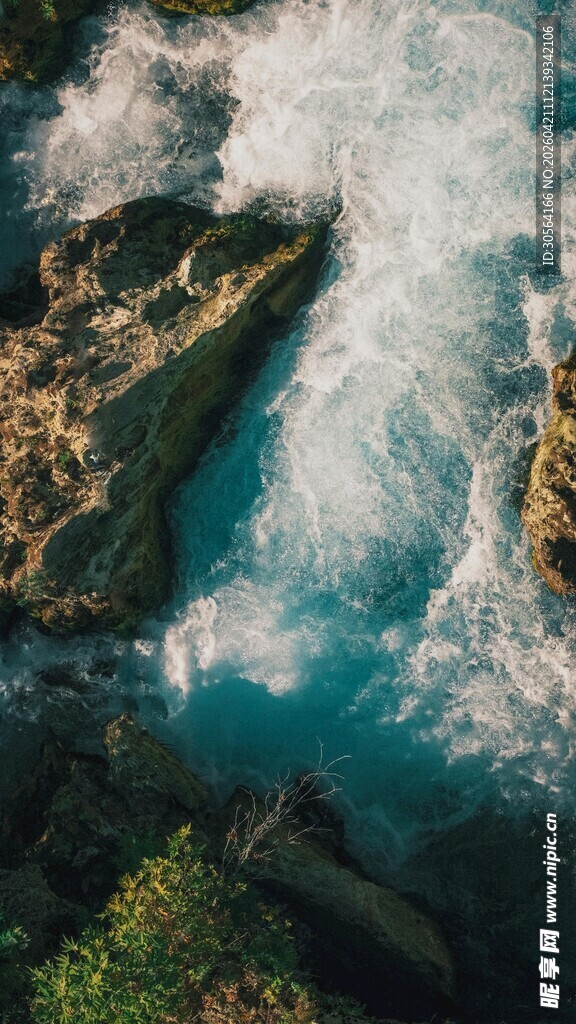 海浪拍击礁石的壮美景观