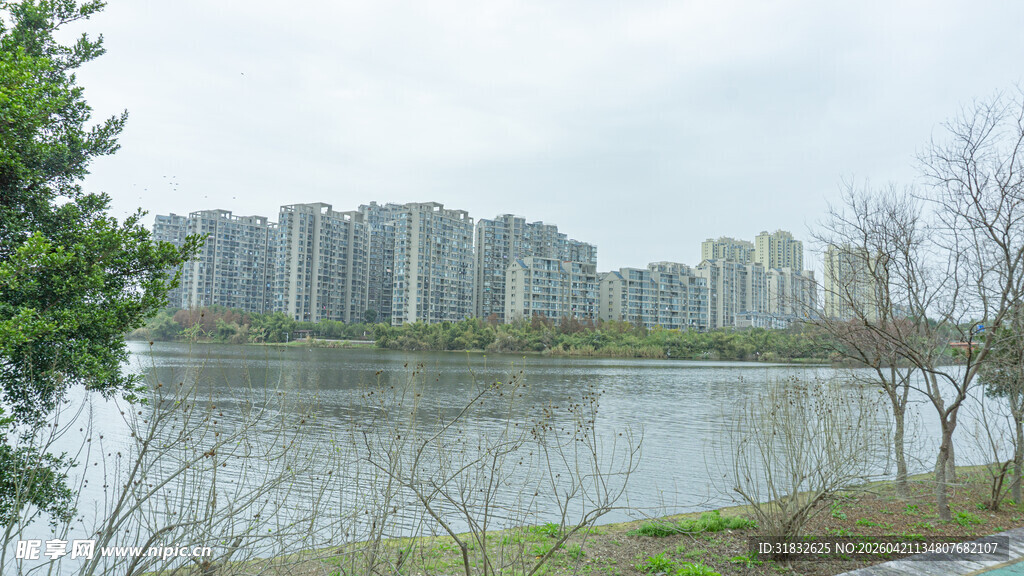 河畔城市景观 宁静美好